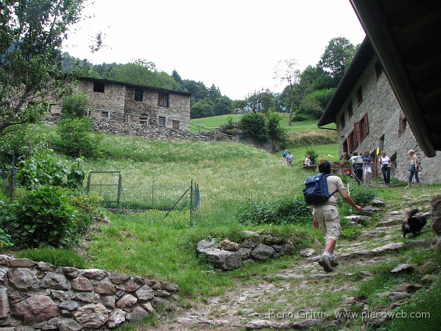 Pusdosso-Festadestate08 112.jpg - Tanti salgono a visitare la mostra dei disegni degli alunni della Scuola Primaria di Branzi